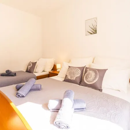 Apartment And Room Bacic Metajna Room photo