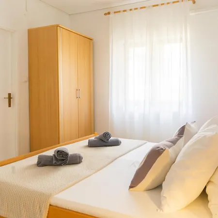 Apartment And Room Bacic Metajna Room photo