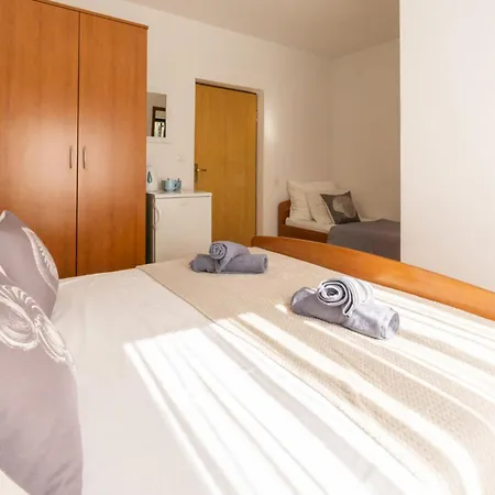 Apartment And Room Bacic Metajna Room photo