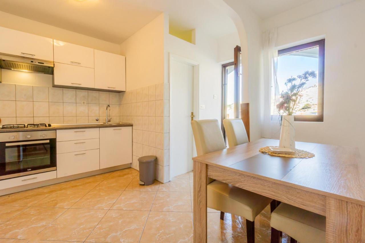 And Bacic Apartment *