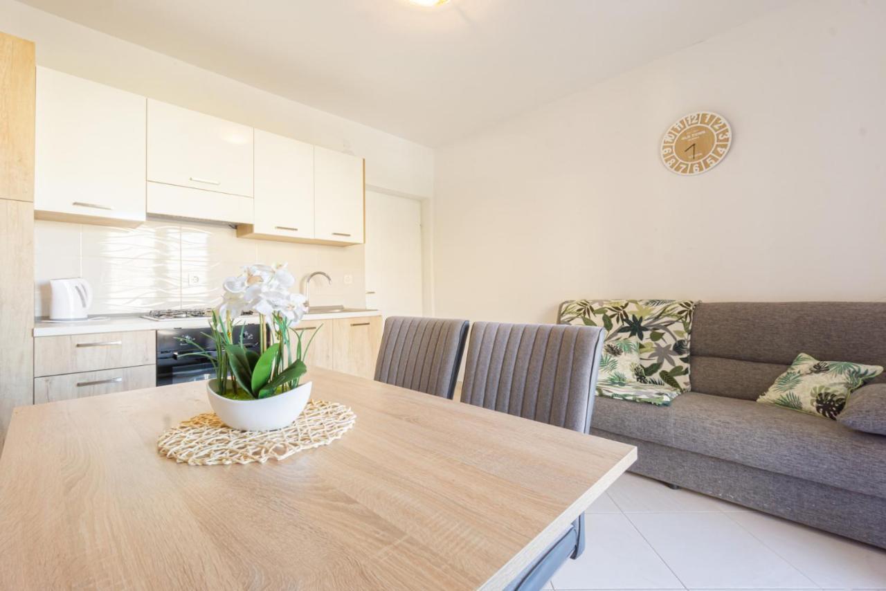 And Bacic Apartment *