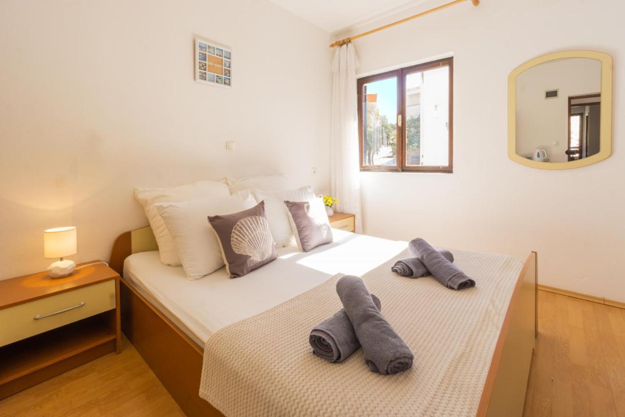 And Bacic Apartment *