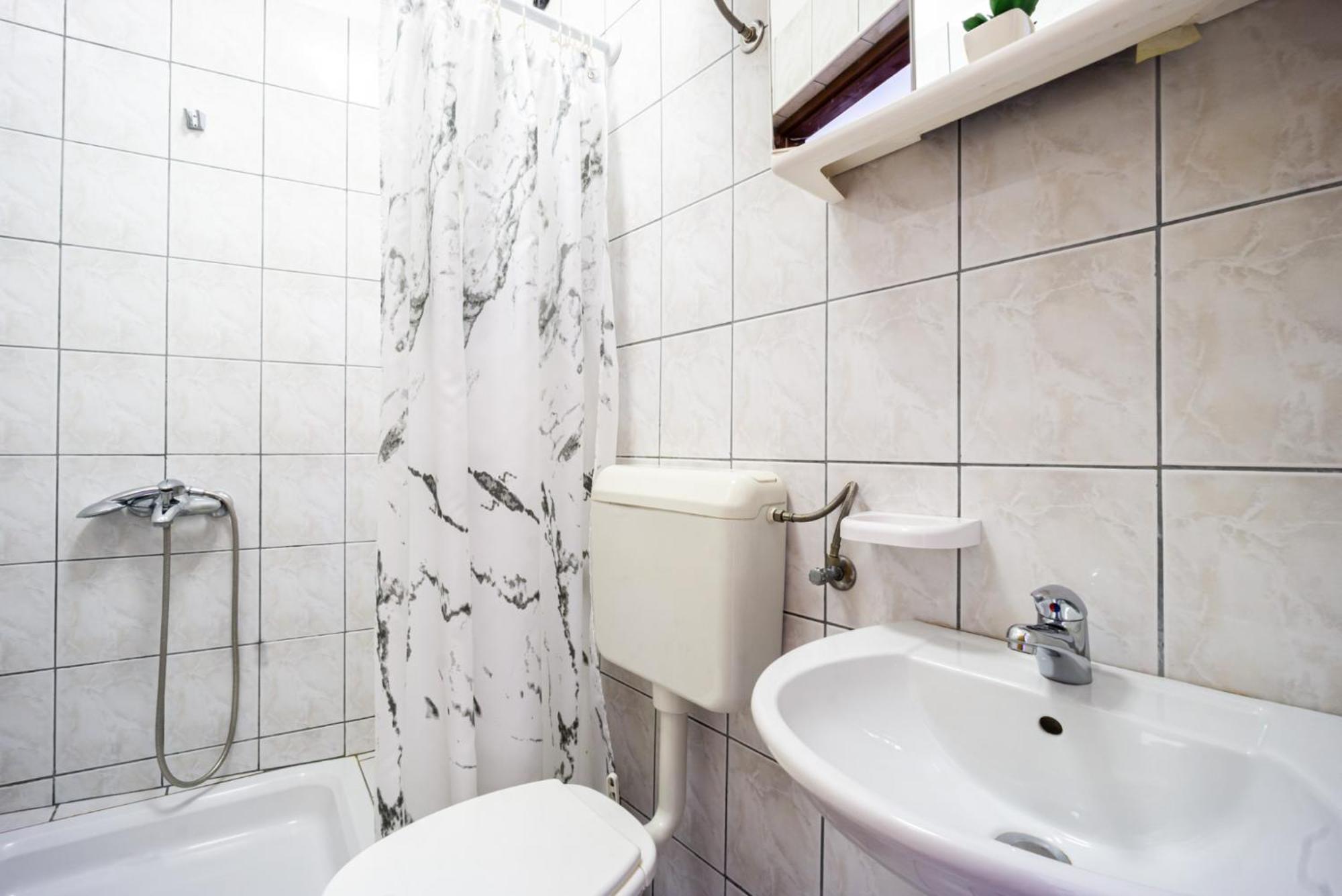 And Bacic Apartment *
