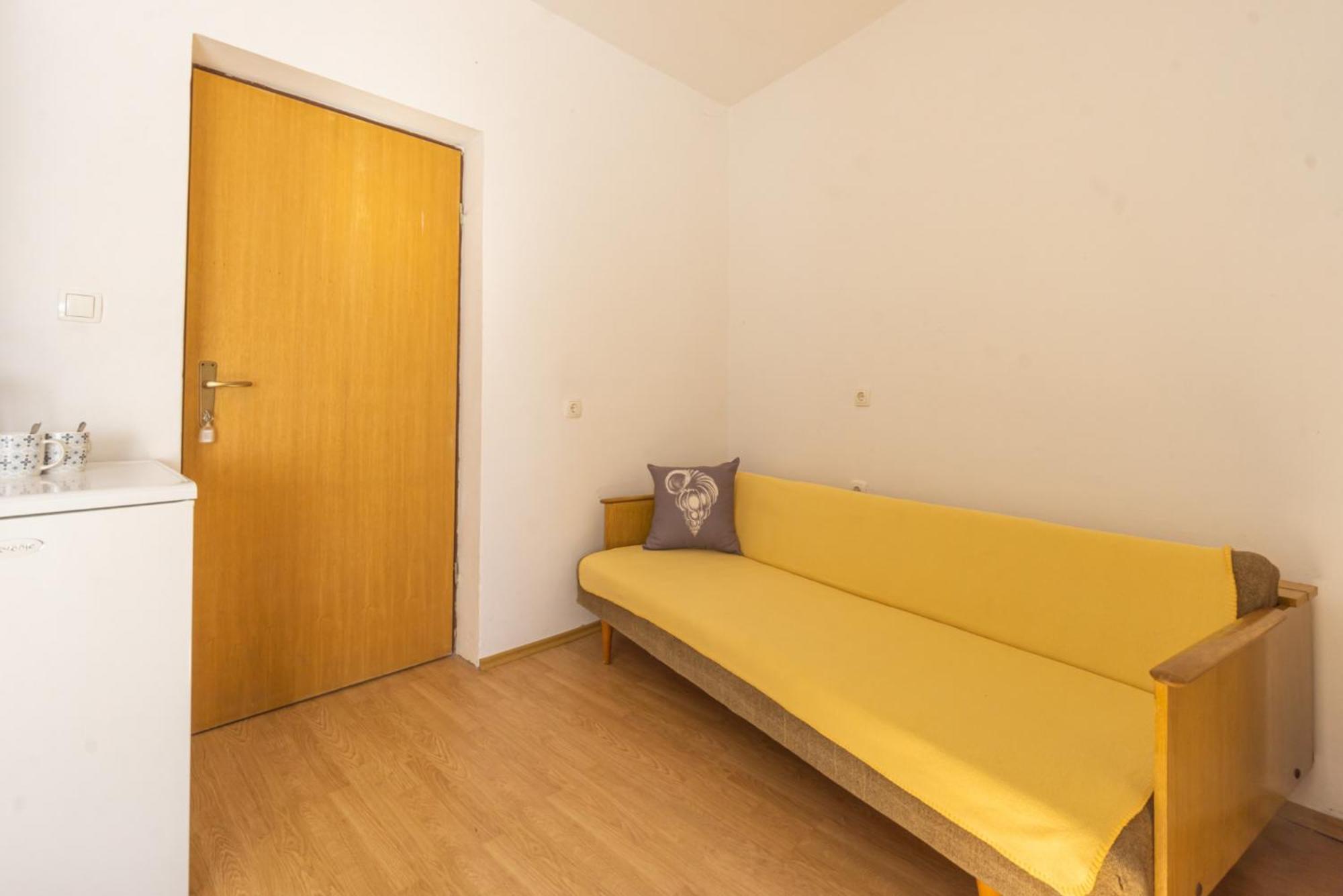 Apartment And Bacic Metajna